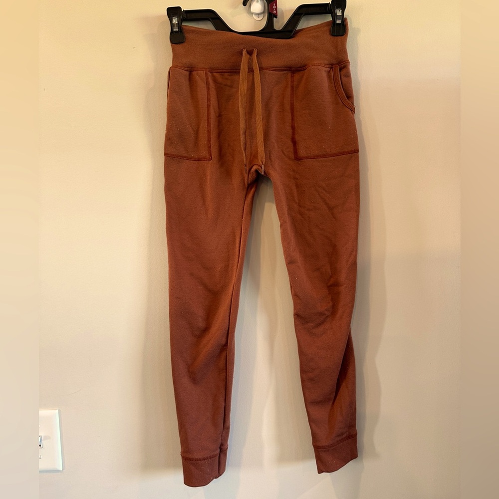 Copper key fleece cuffed leggings, girls size large/extra large. Color copper.